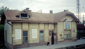 старинное станционное здание разъезда